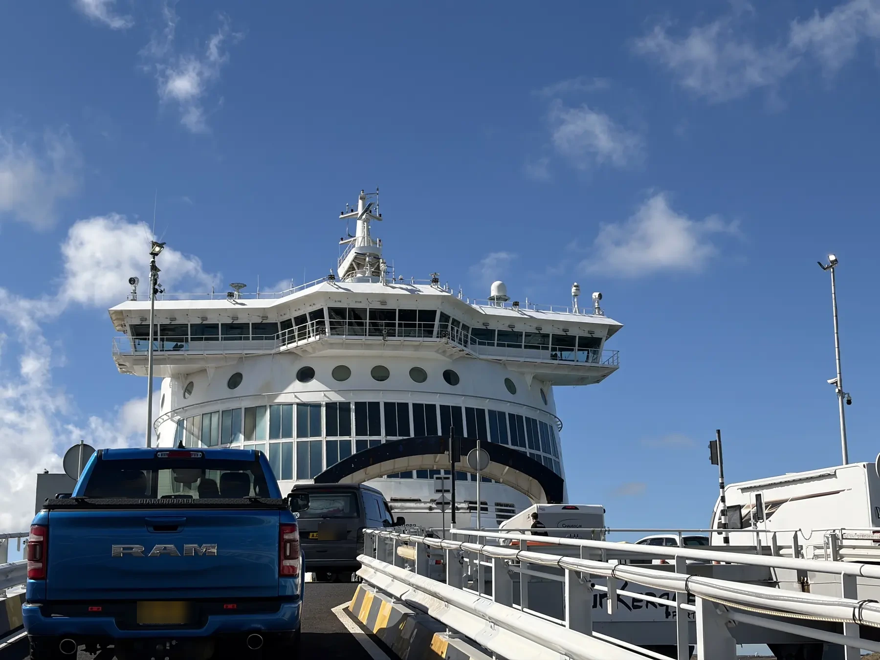 Autos in der Schlange auf der Rampe unter der Brücke der Delft Seaways