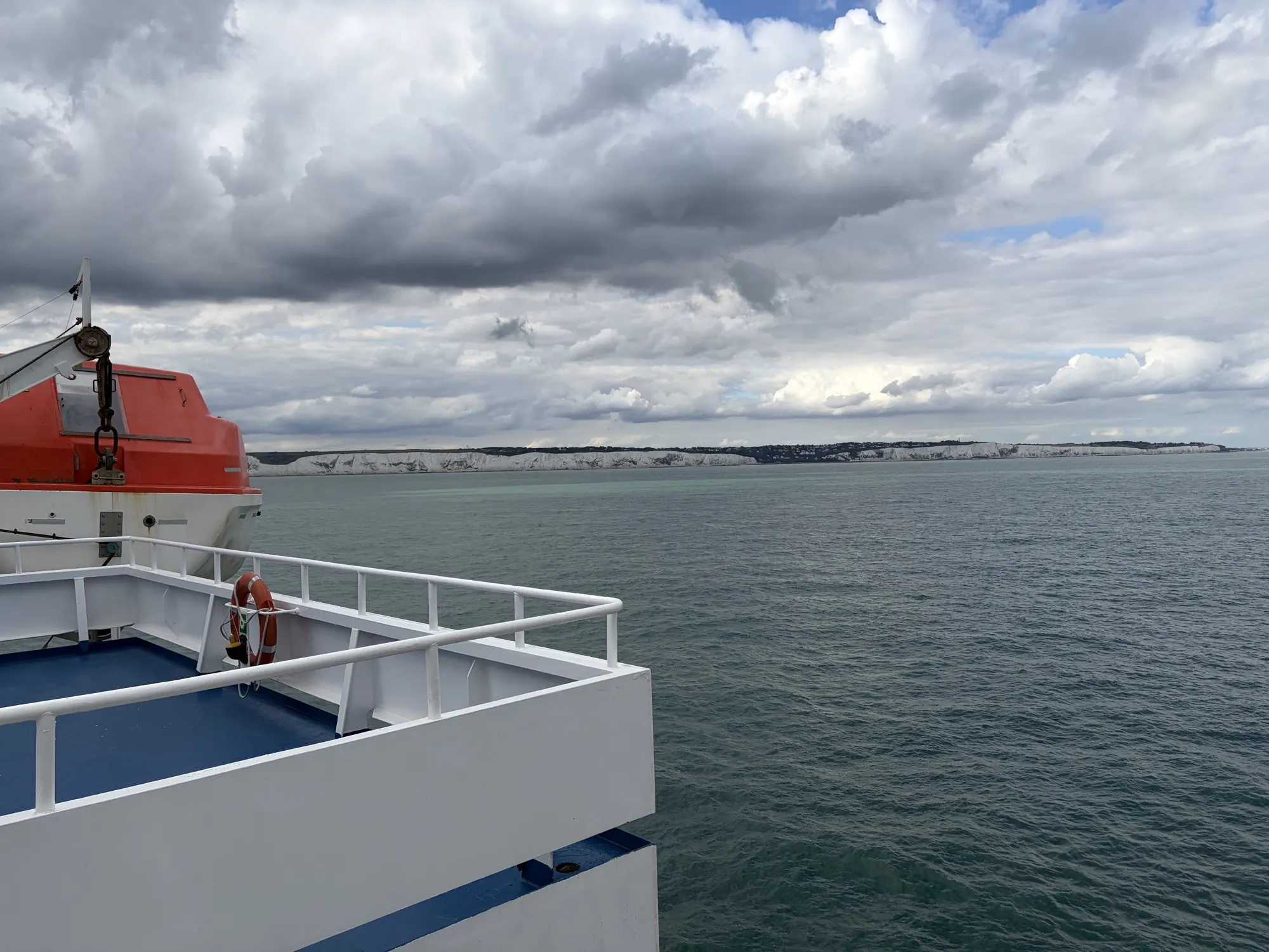 An Deck der Delft Seaways, die White Cliffs of Dover voraus