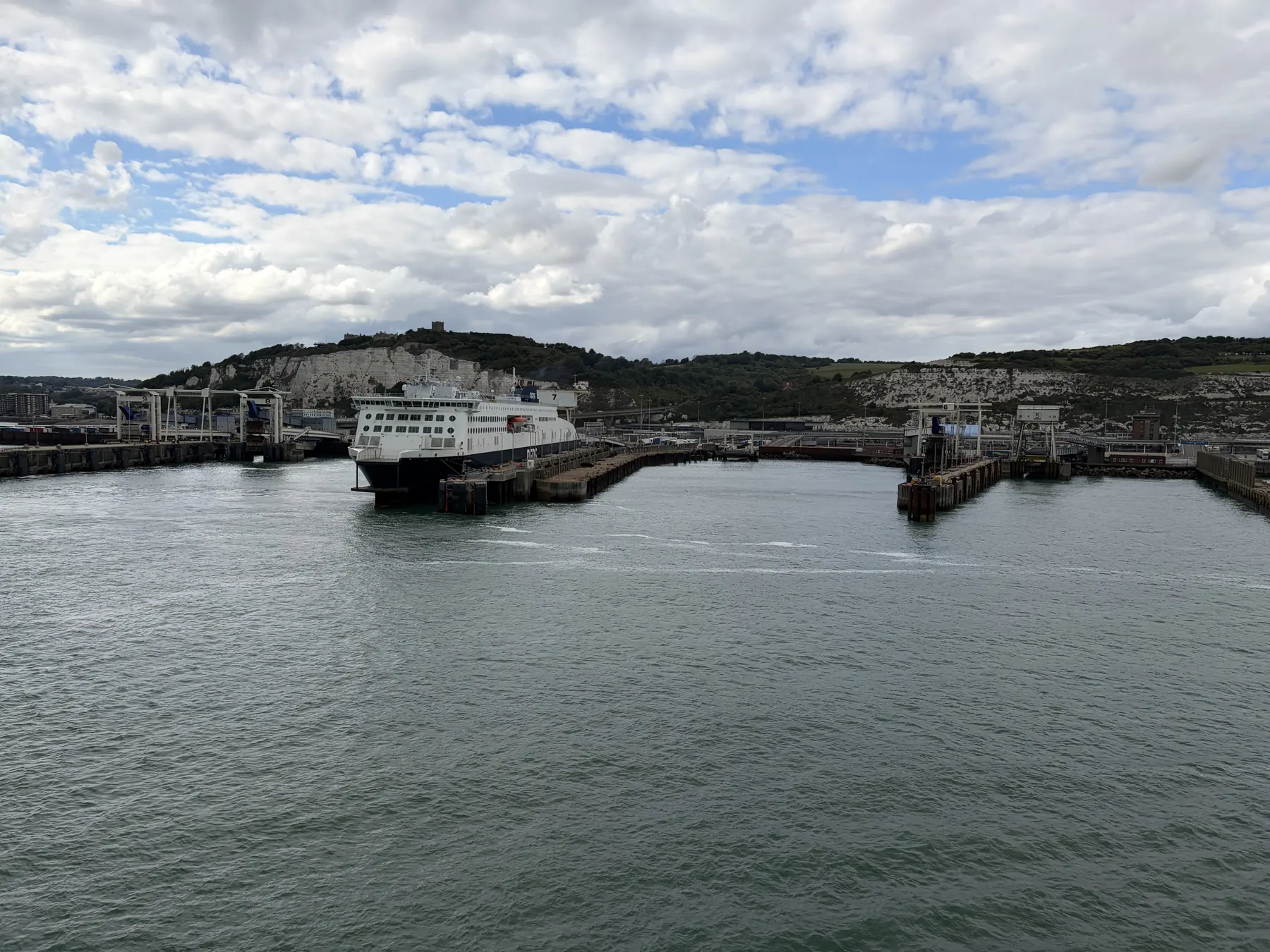 Die Fähre passiert die Molenköpfe von Dover
