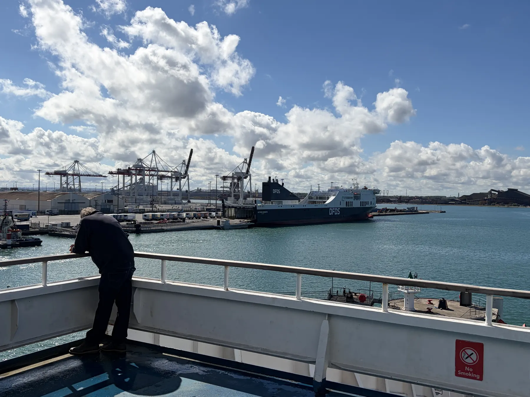 Bram an der Reling der Delft Seaways fotografiert den Hafen von Dünkirchen, mit der Victoria Seaways am Kai