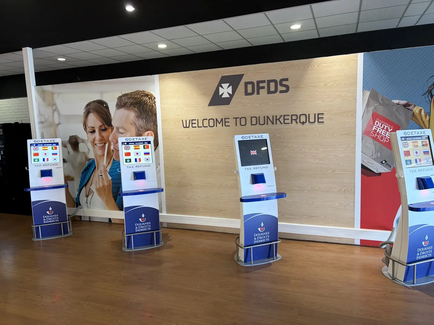 Le comptoir DFDS et les bornes en libre-service dans le terminal