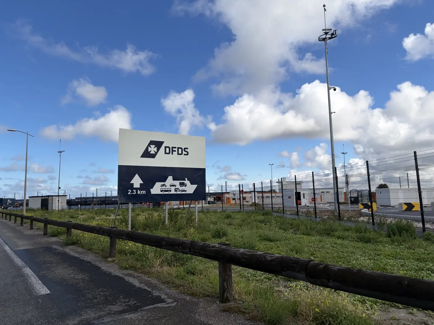 Panneau DFDS à l'entrée du terminal, 2,3 km avant les guichets