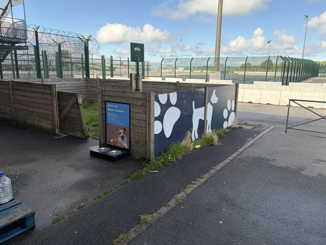 L'aire de promenade pour chiens au terminal de Dunkerque