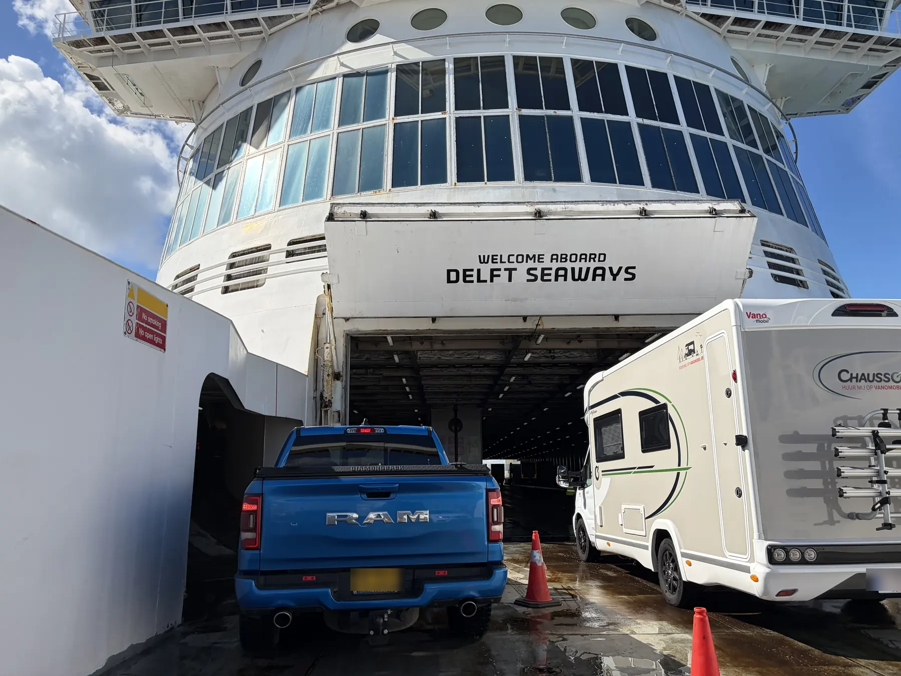 Een pick-up en een camper voor de ingang van het autodek van de Delft Seaways