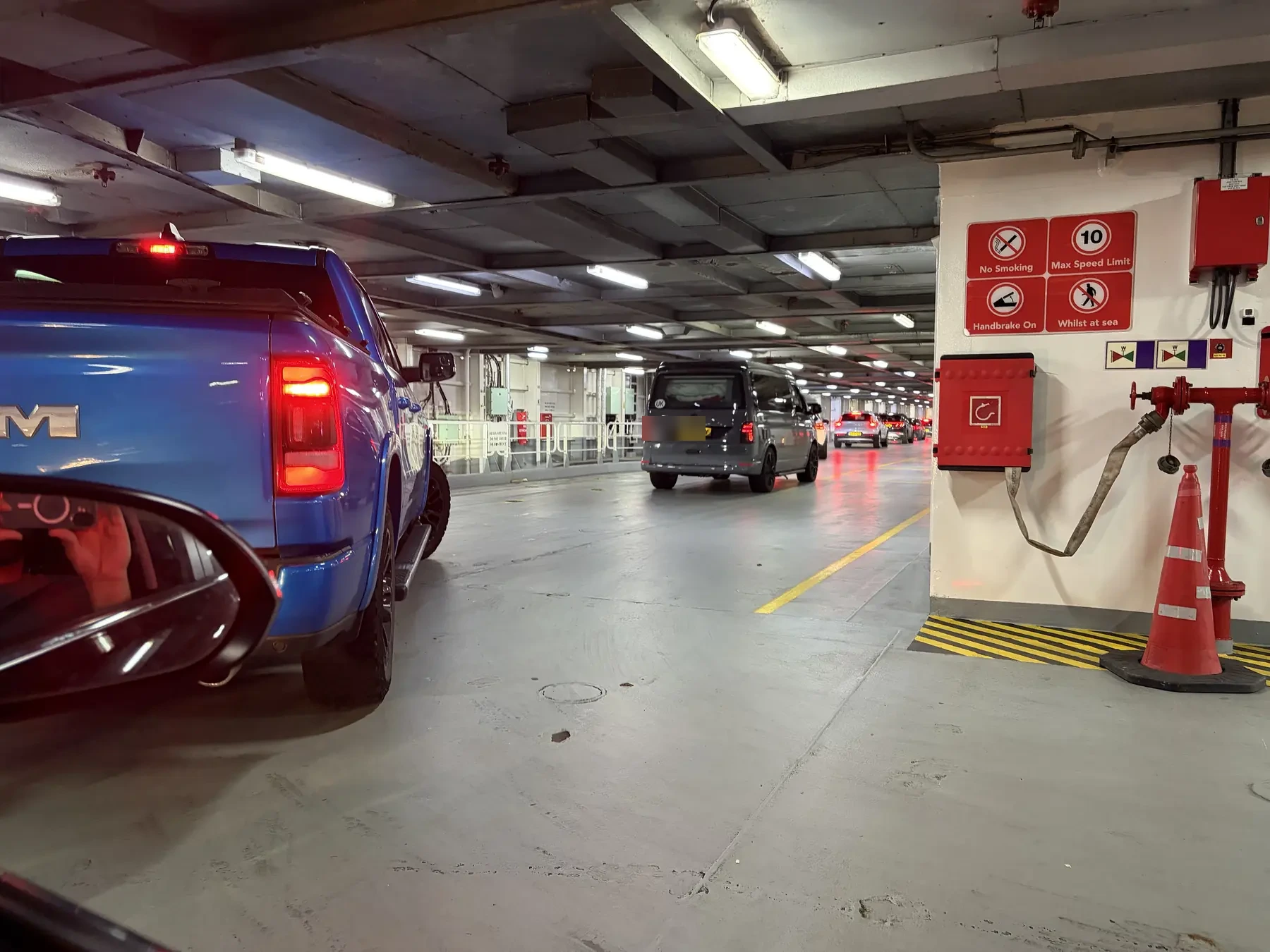 Auto's wachten op het autodek tot de klep in Dover opengaat
