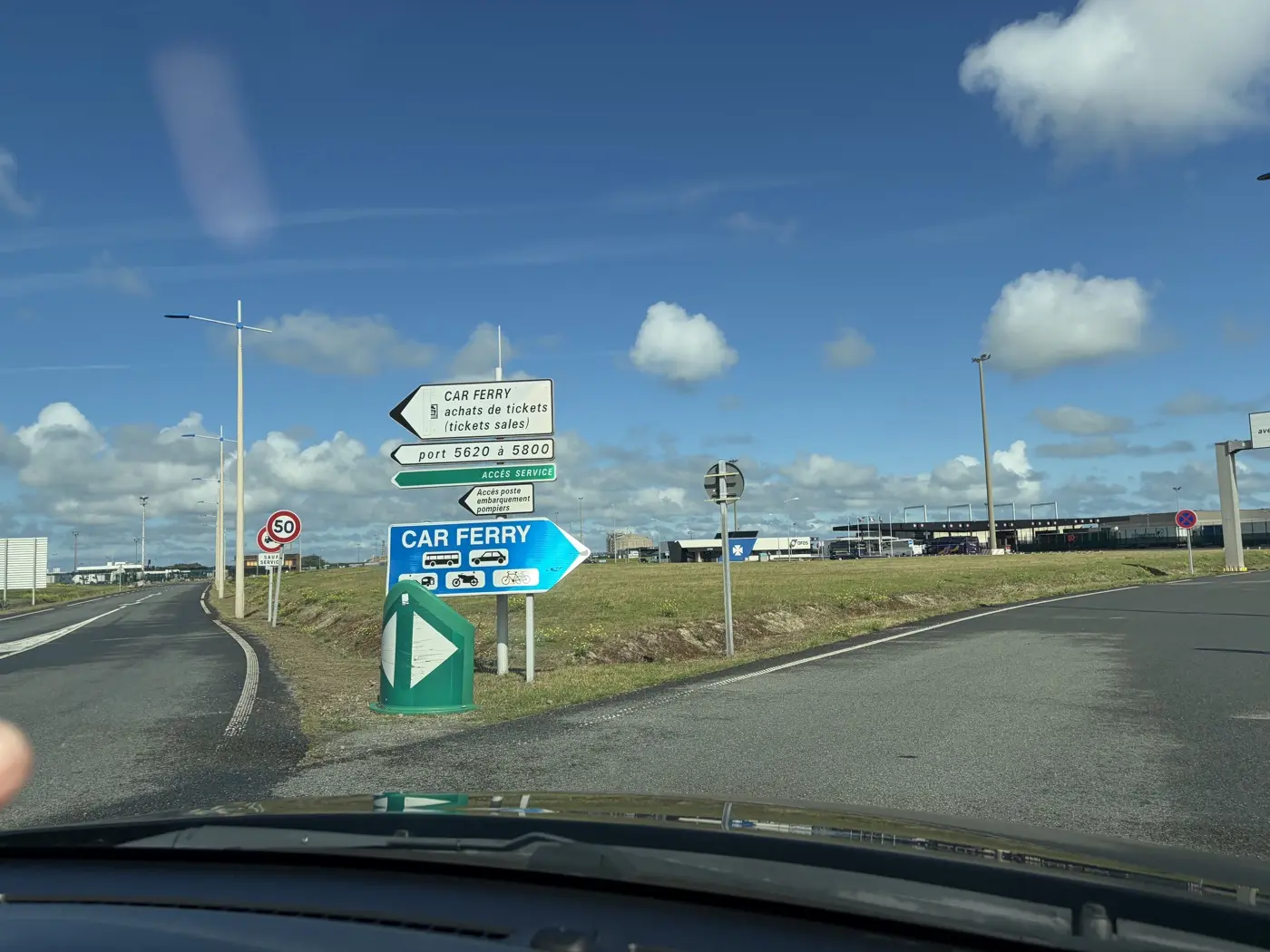 Groene borden Car Ferry op de toegangsweg naar de terminal