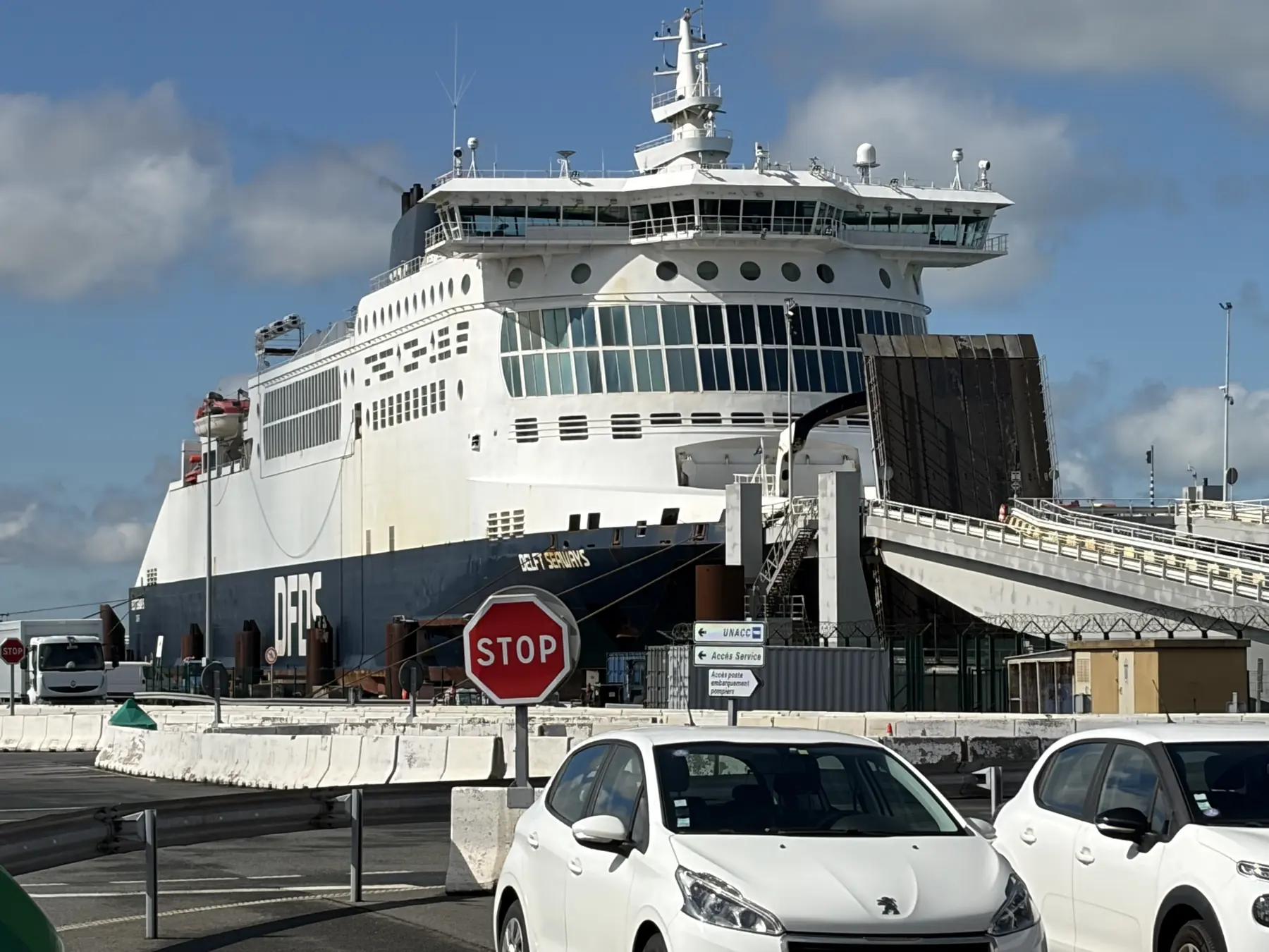De Delft Seaways aan de kade in Loon-Plage, auto's wachten voor het stopbord