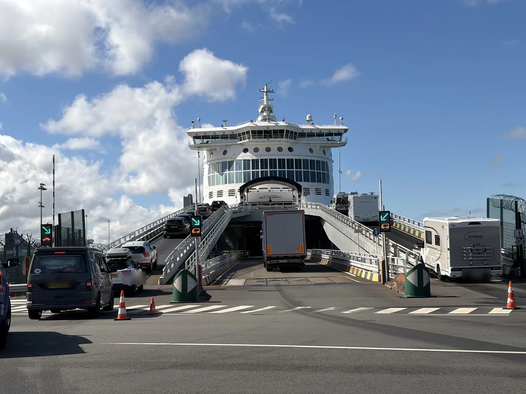 Auto's, een vrachtwagen en een camper rijden via de laadklep de Delft Seaways op