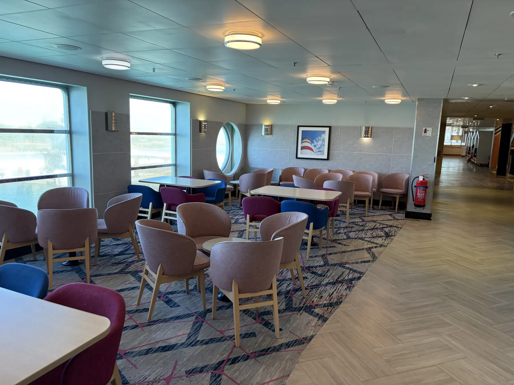 Zitjes en tafels in de lounge van de Delft Seaways
