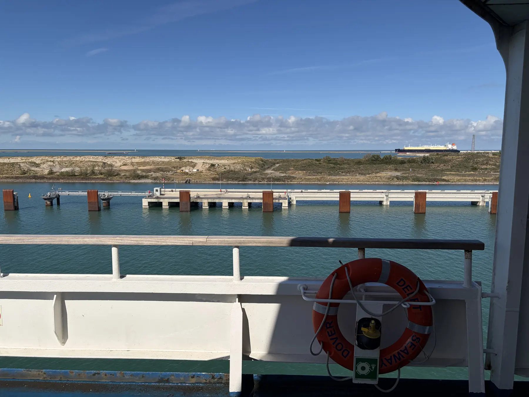 Otwarty pokład Delft Seaways przy spokojnym morzu pod Dunkierką