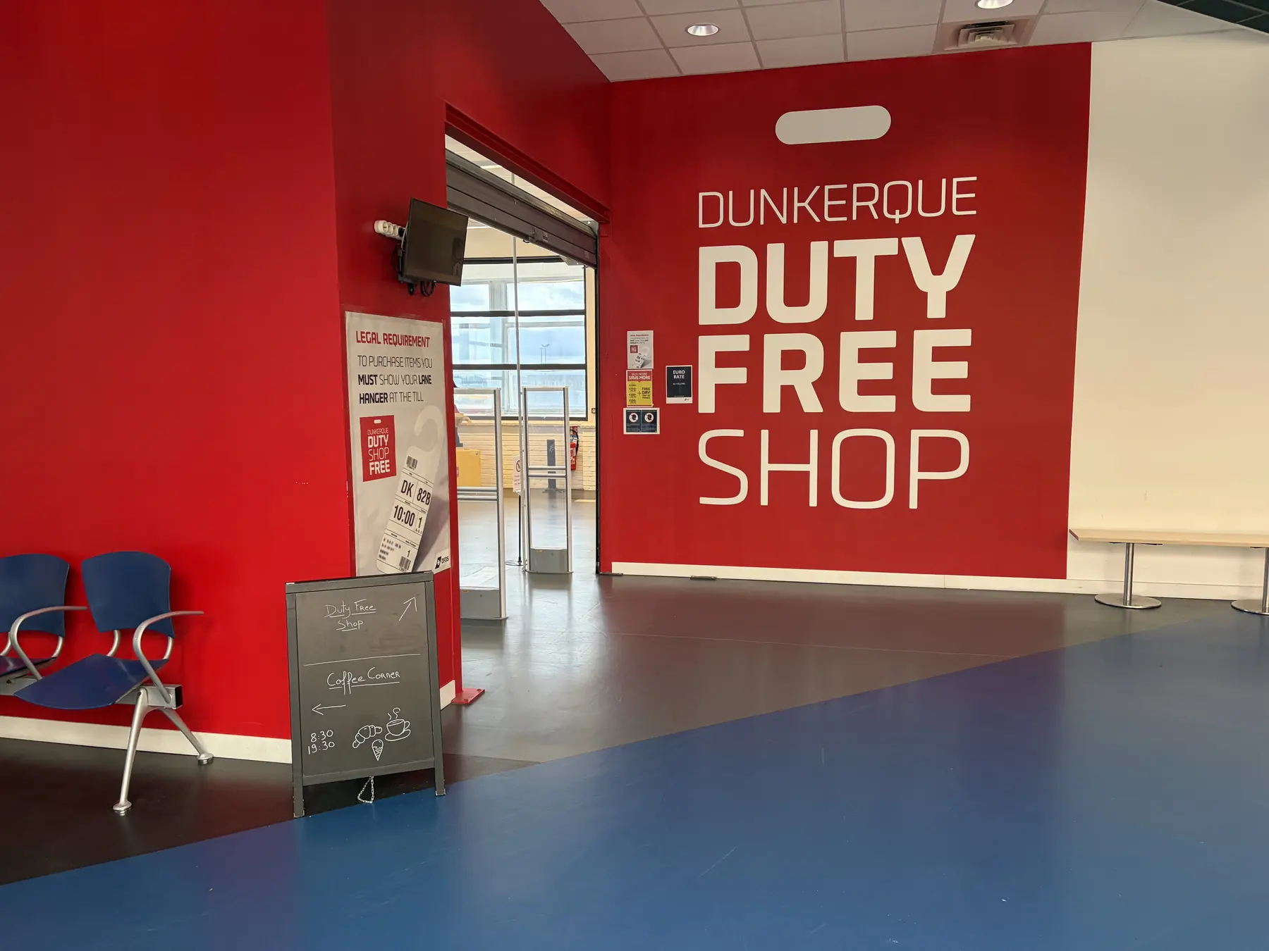 Wejście do Dunkerque Duty Free Shop w budynku terminalu