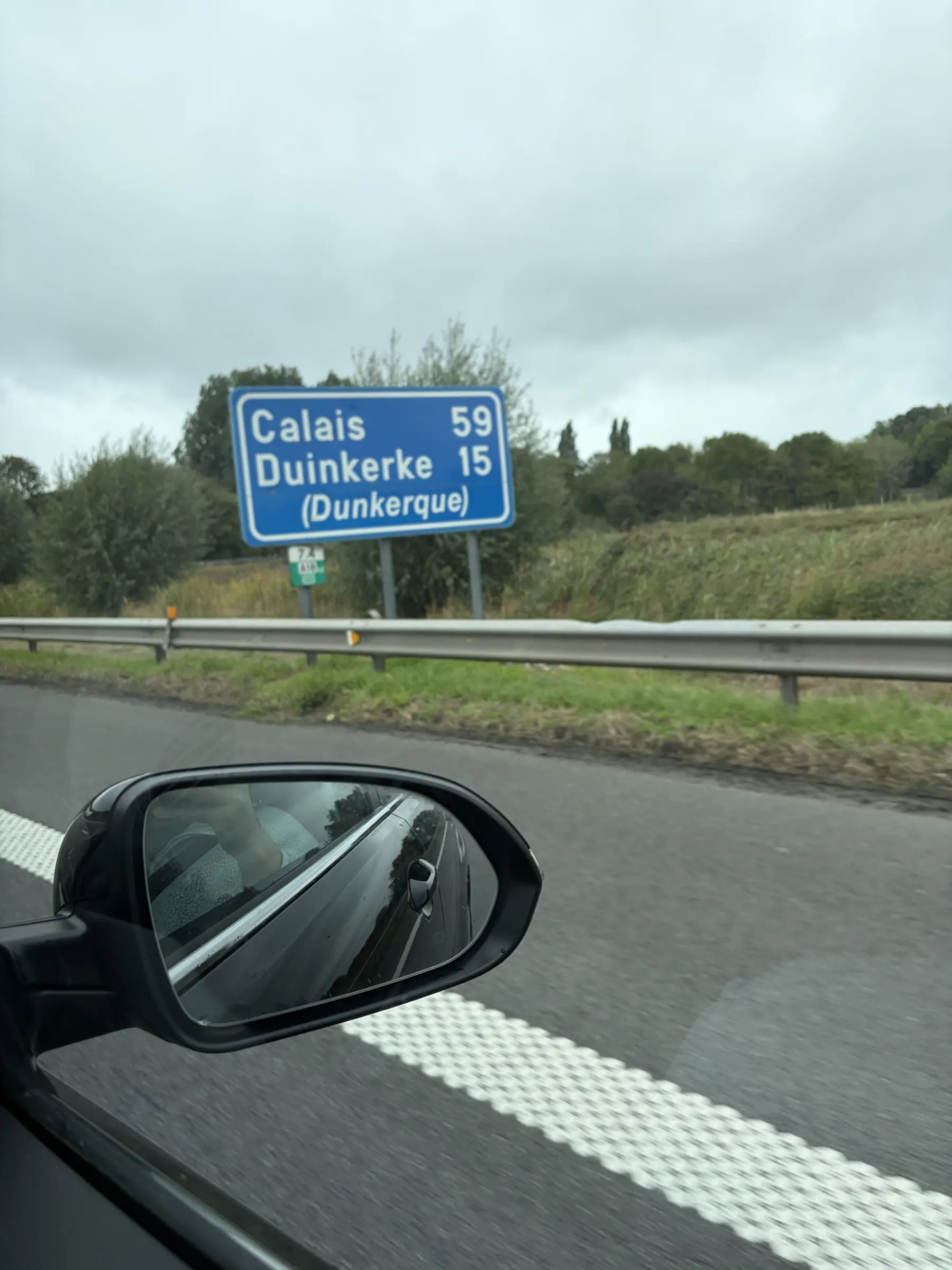 Tablica odległości na A16: Calais 59 km, Dunkerque 15 km