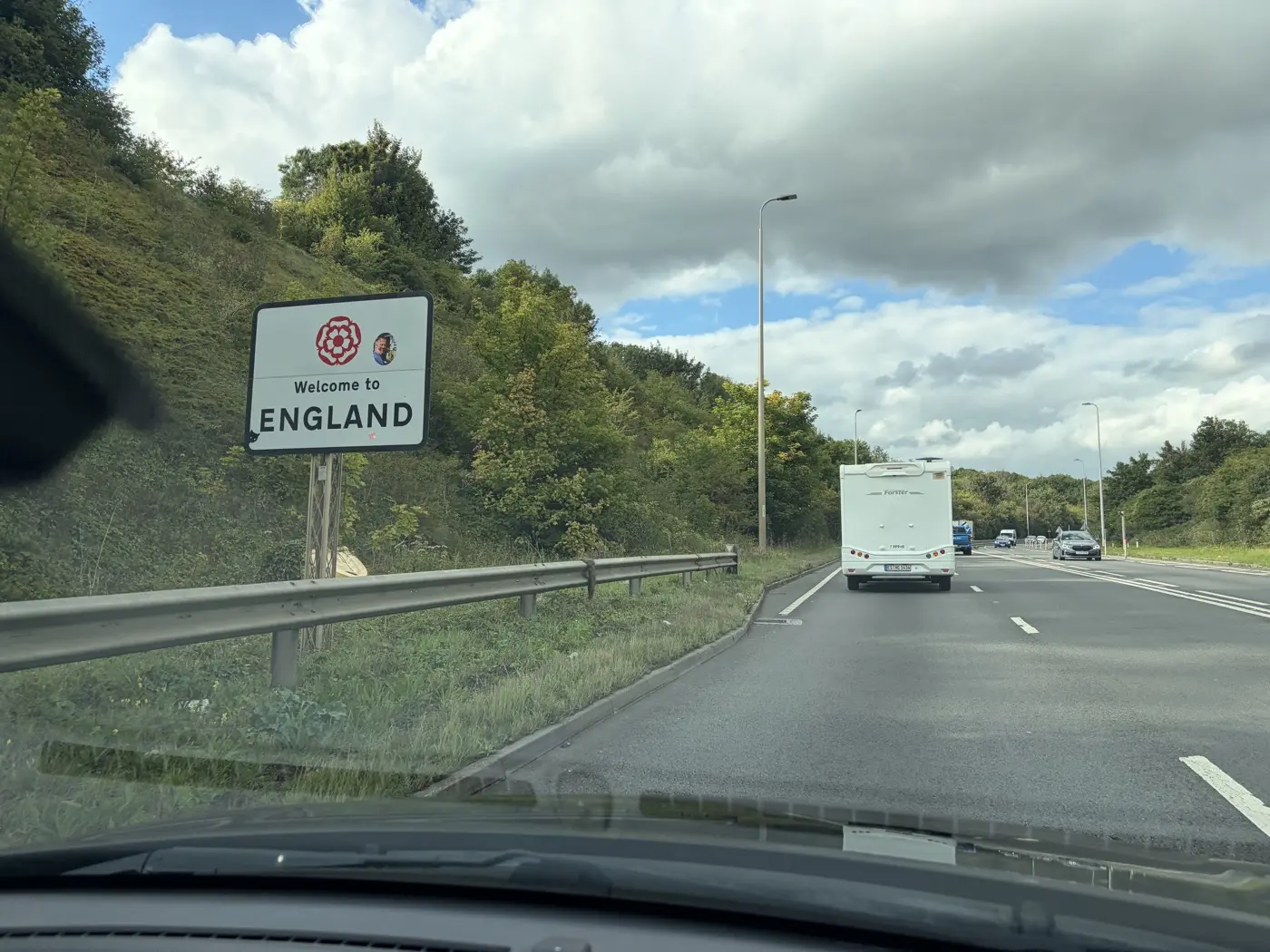 Tablica Welcome to England przy drodze A20